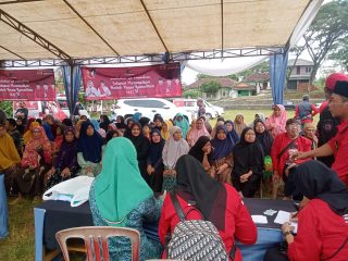 PDI Perjuangan dr. Ribka Tjiptaning  menggelar bakti sosial  pengobatan gratis untuk masyarakat Pabuaran 